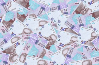 50 Ukrayna hrivniası banknotları büyük yığının içinde yatıyor. Zengin yaşam kavramsal geçmişi. Büyük miktarda para.