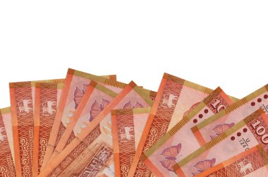 Ekranın alt tarafında 100 Sri Lanka rupisi var. Beyaz arka planda izole edilmiş ve fotokopi alanı var. Paralı iş kavramları için arkaplan afişi şablonu