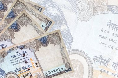 500 Nepal Rupisi banknotları büyük yarı şeffaf banknotların arkasında duruyor. Kopyalama alanı olan soyut iş arkaplanı