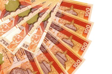 100 Sri Lanka Rupisi banknotları beyaz arka planda izole edilmiş, fotokopi alanı da yakın planda. Finansal işlemler kavramı