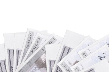 2 Estonya kroon banknotu ekranın alt tarafında, beyaz arkaplanda, kopyalama alanı ile izole edilmiş olarak yatmaktadır. Paralı iş kavramları için arkaplan afişi şablonu