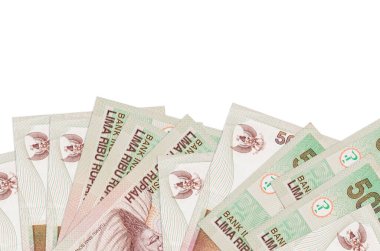 5000 Endonezya rupiası, ekranın alt tarafında, beyaz arka planda, kopyalama alanı ile izole bir şekilde duruyor. Paralı iş kavramları için arkaplan afişi şablonu