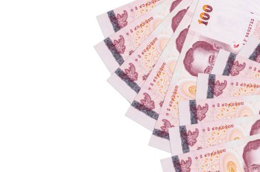 100 Tayland baht banknotları beyaz arka planda fotokopi alanı ile izole edilmiş yatar. Zengin yaşam kavramsal geçmişi. Büyük miktarda ulusal para birimi zenginliği