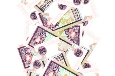 20 Sri Lanka Rupisi banknotları beyazın üzerinde izole bir şekilde uçuyor. Birçok banknot sol ve sağ tarafta beyaz kopya alanı ile düşüyor