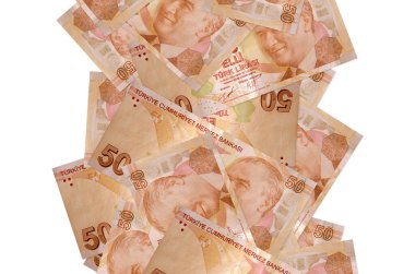 50 Türk lirası beyazın üzerinde izole bir şekilde uçuyor. Birçok banknot sol ve sağ tarafta beyaz kopya alanı ile düşüyor