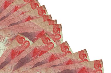 50 Filipinli piso banknotları beyaz arka planda izole edilmiş, fotokopi alanı da yakın planda tutuluyor. Maaş zamanı kavramı veya finansal işlemler