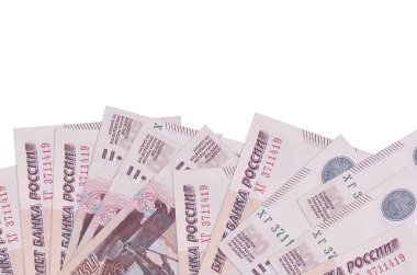 500 Rus rublesi, ekranın alt tarafında, beyaz arka planda, kopyalama alanı olan izole bir şekilde duruyor. Paralı iş kavramları için arkaplan afişi şablonu