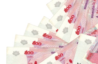 500 Kamboçyalı isyan tasarısı beyaza izole edilmiş farklı bir sırayla yatıyor. Yerel bankacılık ya da para kazanma konsepti. İş arkaplanı afişi