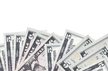 5 Amerikan doları banknotlar ekranın alt tarafında, beyaz arka planda, fotokopi alanı ile izole bir şekilde duruyor. Paralı iş kavramları için arkaplan afişi şablonu
