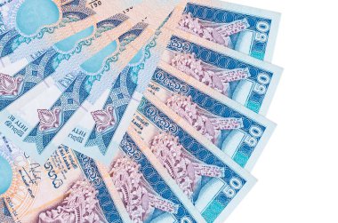 50 Sri Lanka Rupisi banknotları beyaz arka planda izole edilmiş, fotokopi alanı da yakın planda tutuluyor. Finansal işlemler kavramı
