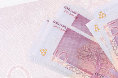 10 Estonya kroon banknotu büyük yarı şeffaf banknotun arka planında duruyor. Ulusal para biriminin soyut sunumu. İş konsepti