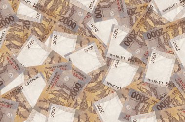 2000 Endonezya rupiası banknotları büyük bir yığın halinde duruyor. Zengin yaşam kavramsal geçmişi. Büyük miktarda para.