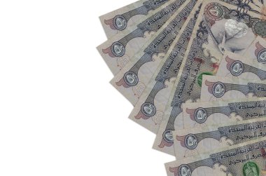 50 BAE dirhem banknotu beyaz arka planda fotokopi alanı ile izole bir şekilde duruyor. Zengin yaşam kavramsal geçmişi. Büyük miktarda ulusal para birimi zenginliği