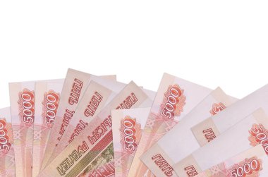 Ekranın alt tarafında 5000 Rus rublesi var. Beyaz arka planda izole edilmiş ve fotokopi alanı var. Paralı iş kavramları için arkaplan afişi şablonu