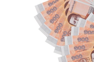 100 Kamboçyalı isyan yasası, beyaz arka planda fotokopi alanı ile izole bir şekilde duruyor. Zengin yaşam kavramsal geçmişi. Büyük miktarda ulusal para birimi zenginliği