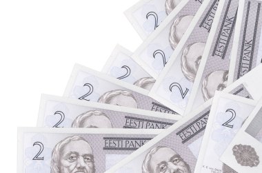 2 Estonya kroon banknotu beyaza izole edilmiş farklı bir sırayla yatar. Yerel bankacılık ya da para kazanma konsepti. İş arkaplanı afişi