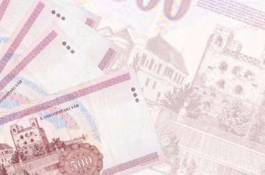 500 Macar forint faturası yarı saydam banknotun arka planında duruyor. Kopyalama alanı olan soyut iş arkaplanı