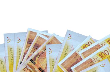 Ekranın alt tarafında 100 yeni şekel banknot var. Beyaz arka planda, kopyalama alanı ile izole edilmiş. Paralı iş kavramları için arkaplan afişi şablonu