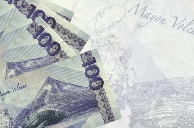 100 Filipin piso faturası büyük yarı şeffaf banknotun arka planında duruyor. Kopyalama alanı olan soyut iş arkaplanı
