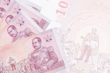 100 Tayland Baht faturası büyük yarı şeffaf banknotun arka planında duruyor. Kopyalama alanı olan soyut iş arkaplanı