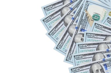 100 Amerikan doları banknotlar beyaz arka planda fotokopi alanı ile izole bir şekilde duruyor. Zengin yaşam kavramsal geçmişi. Büyük miktarda ulusal para birimi zenginliği