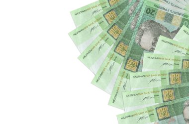 20 Ukrayna hrivniası banknotları beyaz arka planda fotokopi uzayı ile izole edilmiş olarak yatıyor. Zengin yaşam kavramsal geçmişi. Büyük miktarda ulusal para birimi zenginliği