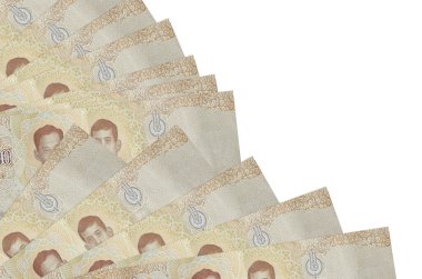 1000 Tayland baht banknotu beyaz arka planda izole bir şekilde duruyor. Fan kaplamasında da fotokopi alanı var. Maaş zamanı kavramı veya finansal işlemler