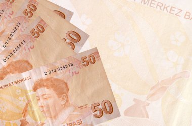 Büyük yarı şeffaf banknotun arka planında 50 Türk lirası duruyor. Kopyalama alanı olan soyut iş arkaplanı