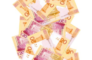 Beyaz üzerine izole edilmiş 20 Belorus rublesi. Birçok banknot sol ve sağ tarafta beyaz kopya alanı ile düşüyor