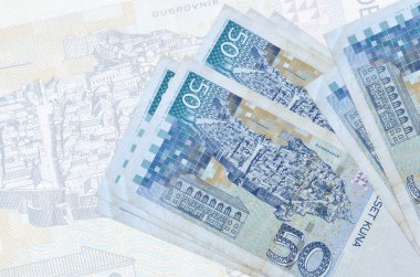 Büyük yarı şeffaf banknotun arka planında 50 Hırvat kuna faturası duruyor. Ulusal para biriminin soyut sunumu. İş konsepti