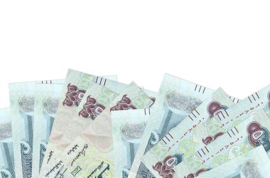 500 BAE dirhem banknotu beyaz arka planda, kopya alanı ile birlikte ekranın alt tarafında bulunur. Paralı iş kavramları için arkaplan afişi şablonu