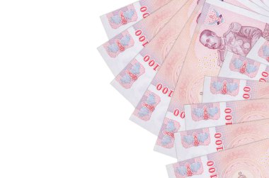100 Tayland baht banknotları beyaz arka planda fotokopi alanı ile izole edilmiş yatar. Zengin yaşam kavramsal geçmişi. Büyük miktarda ulusal para birimi zenginliği