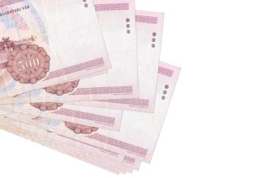 500 Macar forint banknotları küçük gruplar halinde ya da beyaz paketler halinde bulunur. Kopyalama alanı olan bir model. İş ve para değişimi kavramı