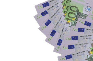 100 Euro banknotlar beyaz arka planda, fotokopi alanı ile izole bir şekilde duruyor. Zengin yaşam kavramsal geçmişi. Büyük miktarda ulusal para birimi zenginliği
