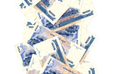 Beyaz üzerinde izole edilmiş 1000 Kamboçyalı isyan tasarısı. Birçok banknot sol ve sağ tarafta beyaz kopya alanı ile düşüyor