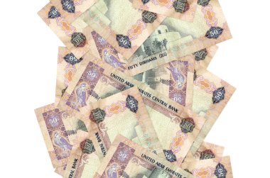 50 tane İHA Dirhams banknotu beyazın üzerinde izole bir şekilde uçuyor. Birçok banknot sol ve sağ tarafta beyaz kopya alanı ile düşüyor