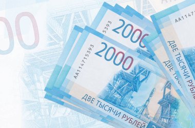 2000 Rus Rublesi banknotları büyük yarı şeffaf banknotların arka planında duruyor. Ulusal para biriminin soyut sunumu. İş konsepti
