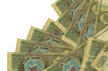 500 rusya rublesi banknotları beyaza izole edilmiş farklı bir sırayla yatar. Yerel bankacılık ya da para kazanma konsepti. İş arkaplanı afişi