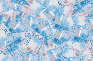2000 Rus rublesi banknot büyük bir yığın halinde duruyor. Zengin yaşam kavramsal geçmişi. Büyük miktarda para.