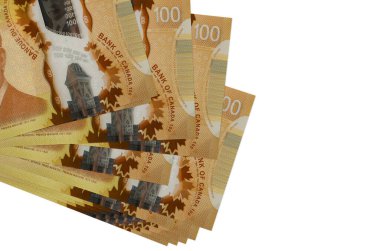 100 Kanada Doları küçük gruplar halinde ya da beyaz paketler halinde uzanıyor. Kopyalama alanı olan bir model. İş ve para değişimi kavramı