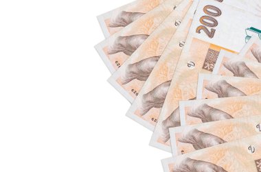200 Çek korun banknotu beyaz arka planda fotokopi alanı ile izole bir şekilde duruyor. Zengin yaşam kavramsal geçmişi. Büyük miktarda ulusal para birimi zenginliği