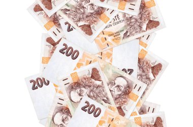 200 Çek korun banknotu beyazın üzerinde izole bir şekilde uçuyor. Birçok banknot sol ve sağ tarafta beyaz kopya alanı ile düşüyor