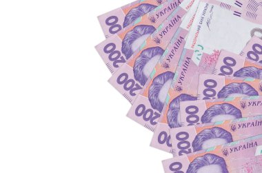 200 Ukrayna hrivniası banknotu beyaz arka planda fotokopi uzayı ile izole edilmiş olarak yatıyor. Zengin yaşam kavramsal geçmişi. Büyük miktarda ulusal para birimi zenginliği