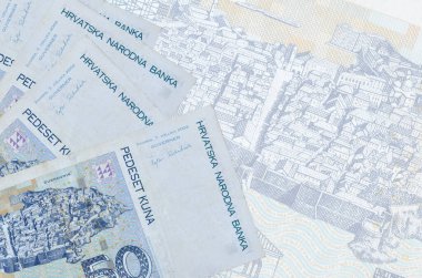 Büyük yarı şeffaf banknotun arka planında 50 Hırvat kuna faturası duruyor. Kopyalama alanı olan soyut iş arkaplanı