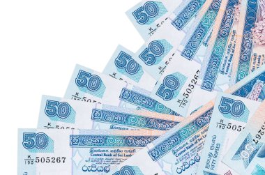 50 Sri Lanka rupisi banknotları beyaza izole edilmiş farklı bir sırayla yatar. Yerel bankacılık ya da para kazanma konsepti. İş arkaplanı afişi