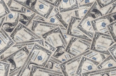 1 dolarlık banknotlar büyük yığının içinde yatıyor. Zengin yaşam kavramsal geçmişi. Büyük miktarda para.