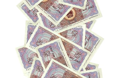 5 Çin yuanı banknotları beyazın üzerinde izole bir şekilde uçuyor. Birçok banknot sol ve sağ tarafta beyaz kopya alanı ile düşüyor