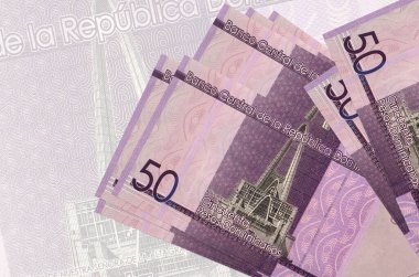 Yarı şeffaf banknotların arka planında 50 Dominik pezosu var. Ulusal para biriminin soyut sunumu. İş konsepti