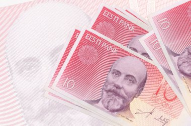 10 Estonya kroon banknotu büyük yarı şeffaf banknotun arka planında duruyor. Ulusal para biriminin soyut sunumu. İş konsepti