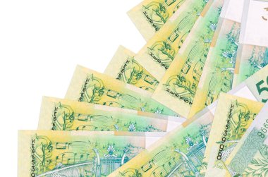 50 Belorus rublesi banknotları beyaza izole edilmiş farklı bir sırayla yatar. Yerel bankacılık ya da para kazanma konsepti. İş arkaplanı afişi